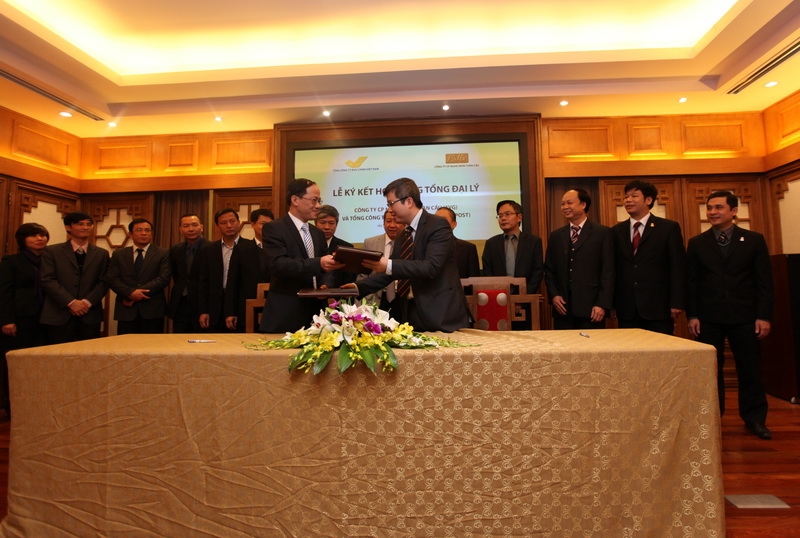 Phó Tổng Giám đốc Vietnam Post Phạm Anh Tuấn (trái) và Phó Tổng Giám đốc AVG Nguyễn Thanh Lâm trao đổi Biên bản ký kết